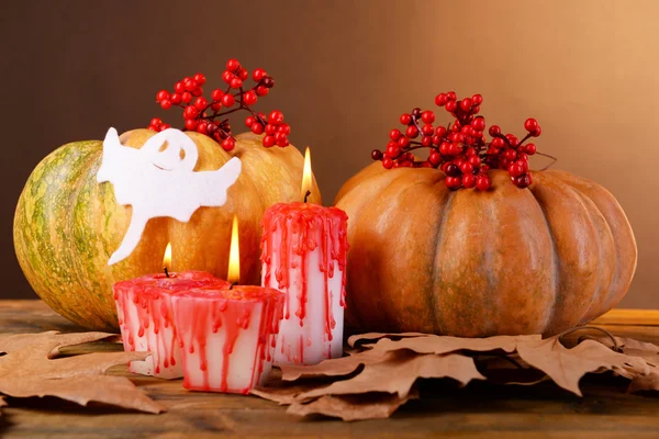 Samenstelling van pompoen, kaars en halloweenversieringen — Stockfoto