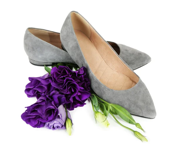 Hermosos zapatos de mujer con flores aisladas en blanco —  Fotos de Stock