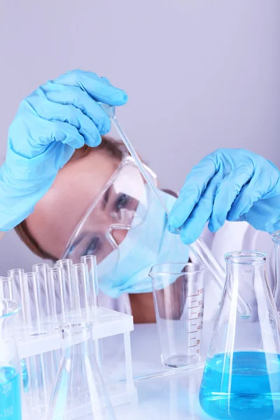 Asistente de laboratorio haciendo pruebas médicas en laboratorio — Foto de Stock