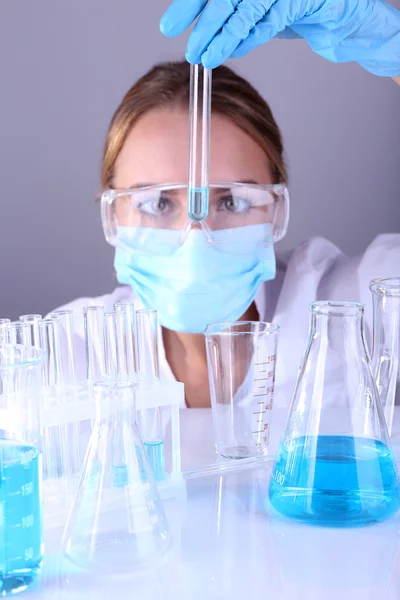 Asistente de laboratorio haciendo pruebas médicas en laboratorio —  Fotos de Stock