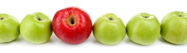 Ζουμερά μήλα που απομονώνονται σε λευκό — Φωτογραφία Αρχείου