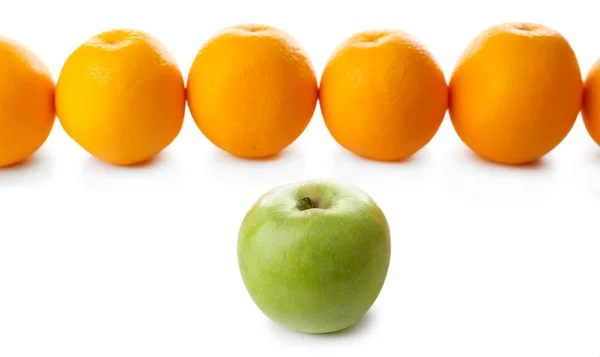 Saftige Orangen und Äpfel — Stockfoto