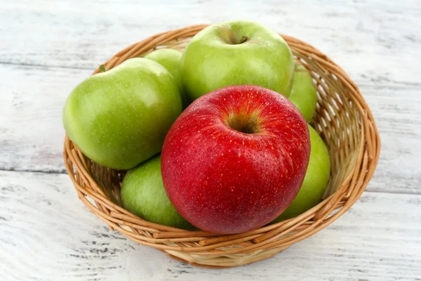 Manzanas jugosas sobre mesa de madera —  Fotos de Stock