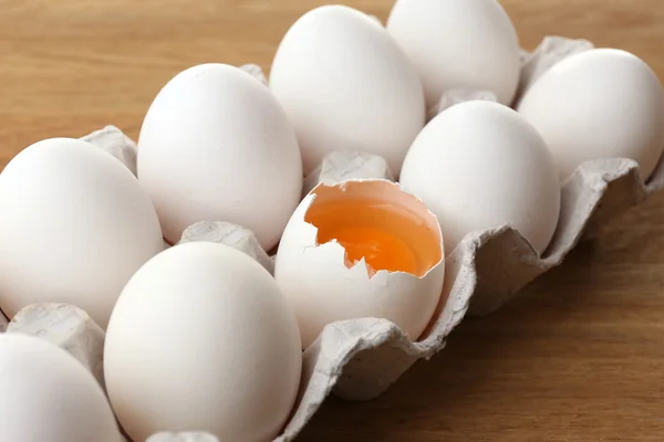 Ägg på träbord närbild — Stockfoto