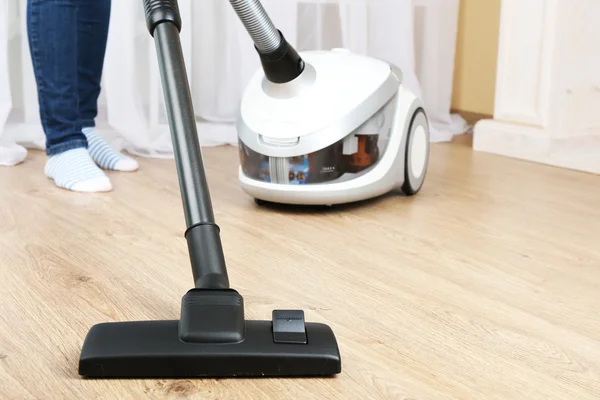 Wanita dengan vacuum cleaner — Stok Foto