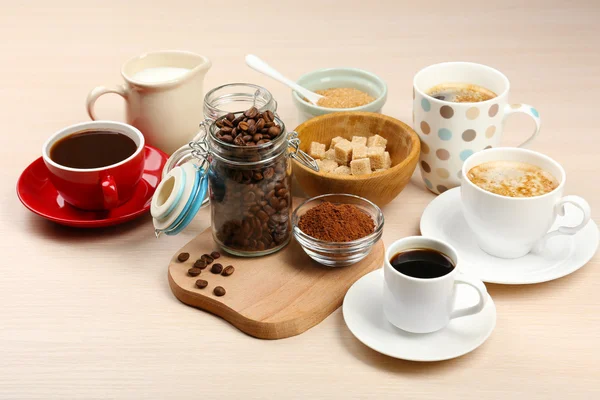 Nybryggt kaffe med ingredienser — Stockfoto