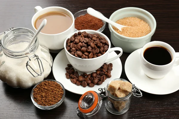 Frischer Kaffee mit Zutaten — Stockfoto