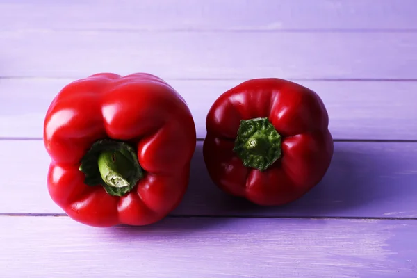 Röd paprika på trä bakgrund — Stockfoto