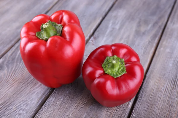 Röd paprika på trä bakgrund — Stockfoto