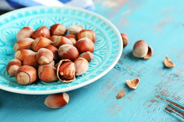 Mavi plaka üzerinde fındık