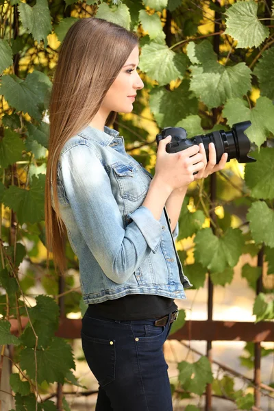 Beautiful young photography take photos outdoors in park — Stock Photo, Image