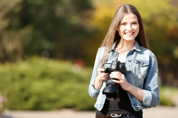 Beautiful young photography take photos outdoors in park — Stock Photo, Image