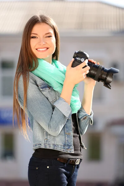 Hermosa fotografía joven tomar fotos al aire libre en la calle de la ciudad —  Fotos de Stock