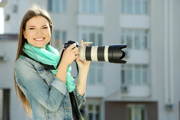 Hermosa joven fotógrafa —  Fotos de Stock