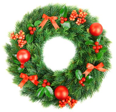 Noel beyaz izole ökseotu ile dekoratif çelenk yapraklar