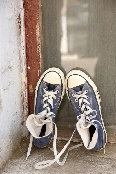 Zapatillas en el alféizar de la ventana — Foto de Stock