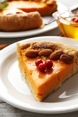 Ev yapımı balkabağı turtası.