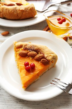 Ev yapımı balkabağı turtası.