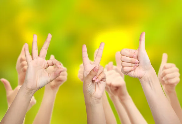 Les mains des jeunes sur fond lumineux — Photo