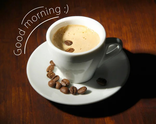 杯咖啡，咖啡豆木制背景上 — 图库照片