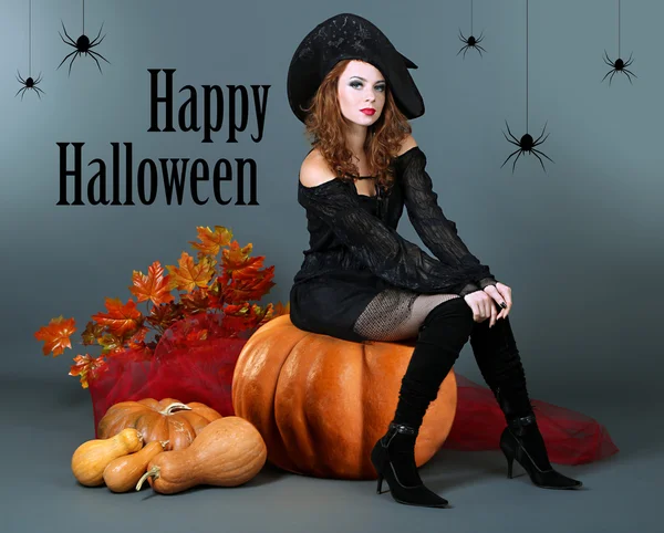 Bruja de Halloween con escoba sobre fondo gris — Foto de Stock