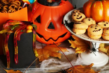 Ahşap masa sweets ile Halloween