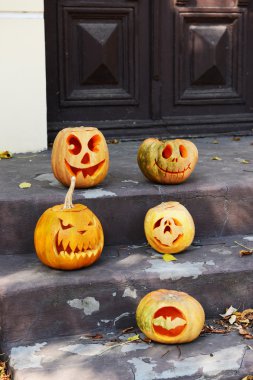 Tatil eski ahşap kapı arka plan üzerinde Halloween kabaklar