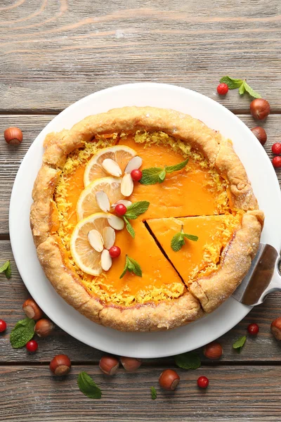 Torta de abóbora caseira na mesa — Fotografia de Stock