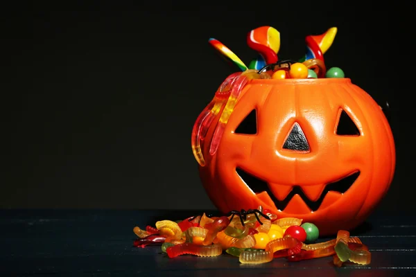 Composição para Halloween com doces no fundo escuro — Fotografia de Stock