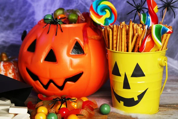 Composición para Halloween con dulces en mesa de madera — Foto de Stock