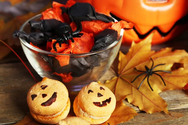 Composición para Halloween con dulces en mesa de madera —  Fotos de Stock