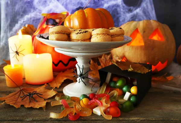 Composición para Halloween con dulces en mesa de madera —  Fotos de Stock