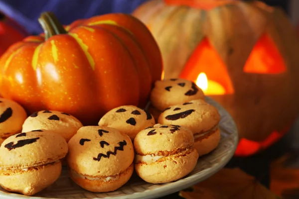 木製のテーブルにお菓子でハロウィン — ストック写真