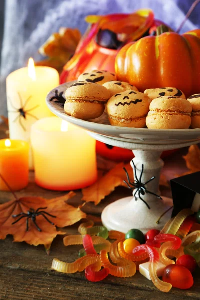 Halloween met snoep op houten tafel — Stockfoto