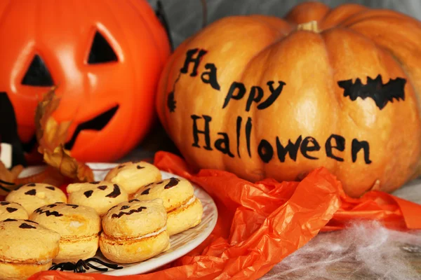 Halloween se sladkosti na dřevěný stůl — Stock fotografie
