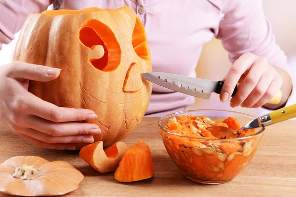 Hands prepare halloween lantern — Stock Photo, Image