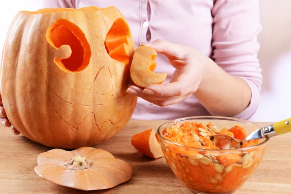 Mãos preparar lanterna halloween — Fotografia de Stock