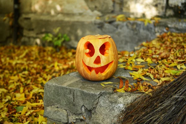 Pumpkin and broom for holiday Halloween — Stock Photo, Image