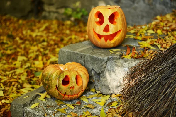 Pompoenen en bezem voor vakantie Halloween — Stockfoto