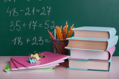 Tablo arka plan üstünde tahta okul malzemeleri