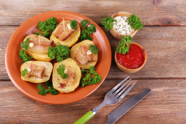 Kumpir pastırmalı plaka üzerinde