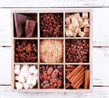 Kahve seti ile ahşap kutu