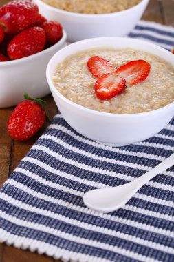 Çilek ile lezzetli yulaf ezmesi