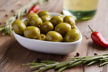 Tablo üzerinde Marine zeytin