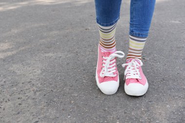 Açık havada renkli çorap ve ayakkabı kadın bacakları