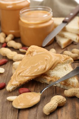 Ekmek dilimleri krem fıstık ezmesi ile