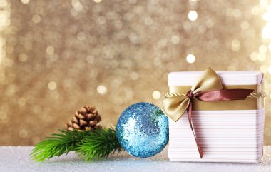 Hediye kutusu ve Noel dekoru