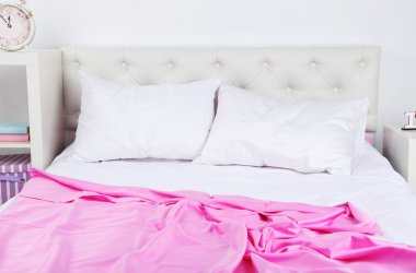 Buruşuk pembe çarşaf