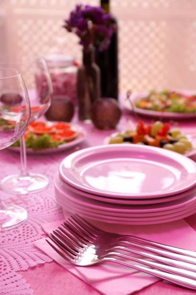 Z naczynia czeka na Gości w formie tabeli — Zdjęcie stockowe