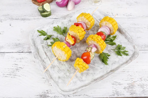 Légumes tranchés sur les pics — Photo